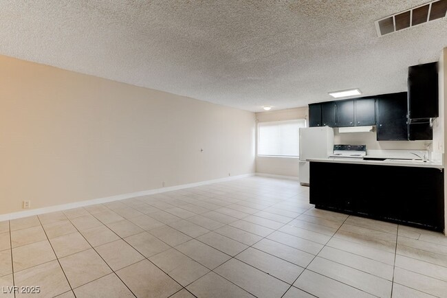Building Photo - 698 Northrop Ave Unit 4