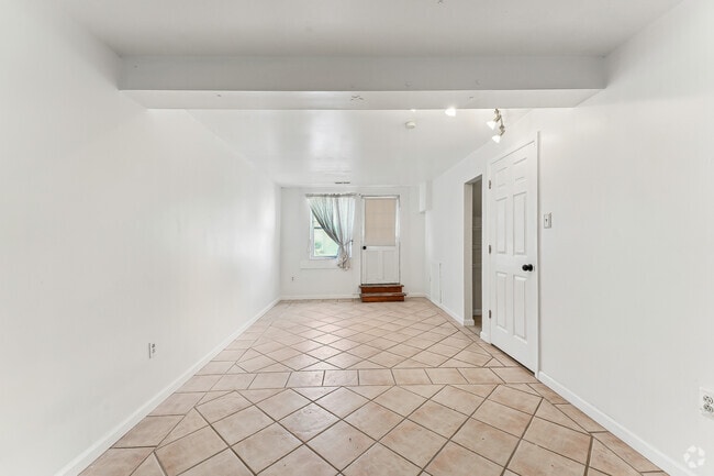 Building Photo - 529 W Marshall St Rental