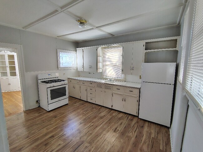 Photo - 246 W 6th St Unit 1