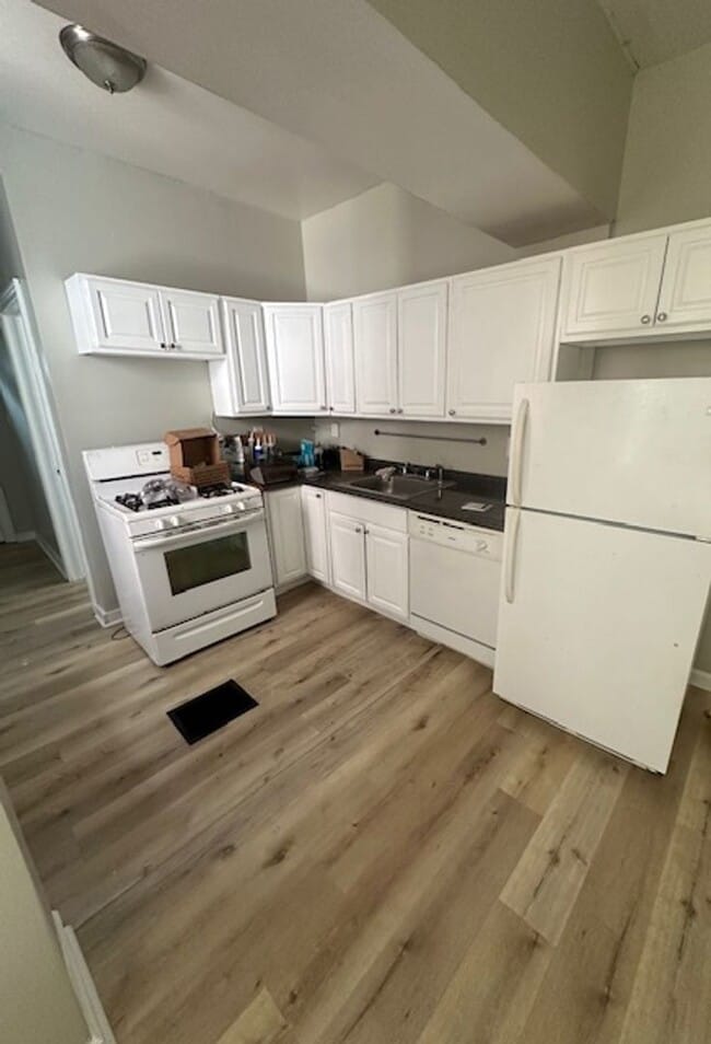 Photo - 4 Bed, 2 Bath in Oakland- Available Aug 1-...