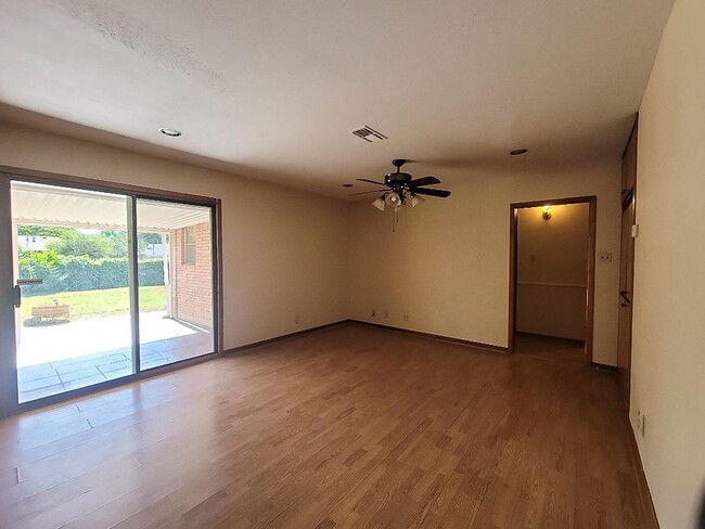 Photo - 1124 Harrison Ln