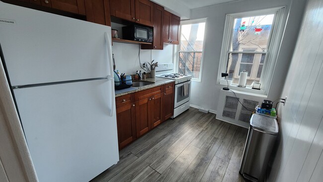 Building Photo - 292 Foster St Unit 12a Rental