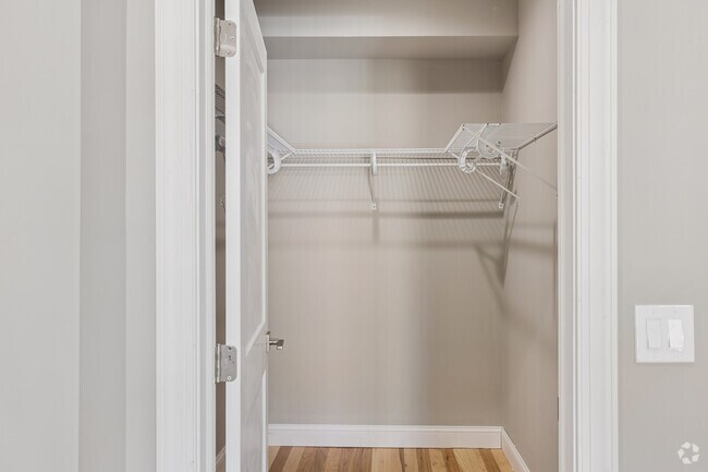 1BR, 1BA - 864SF -Walk-In Closet