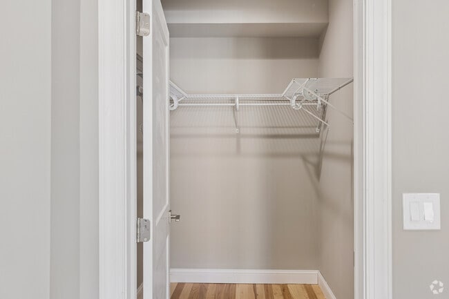 1BR, 1BA - 864SF -Walk-In Closet - Dutchtown Pointe