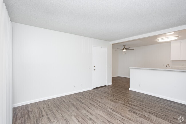 2BR, 1BA - 776SF - Living Room/Dining Room