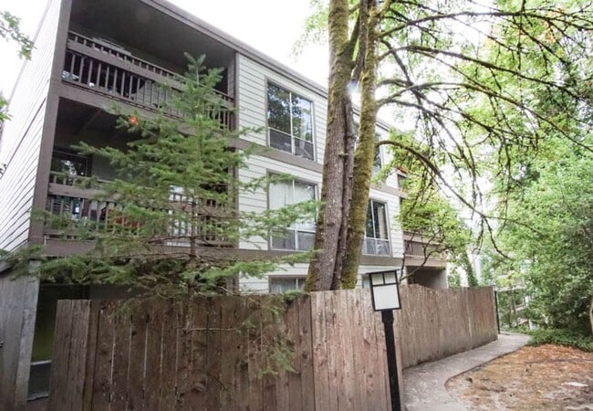 Building Photo - 1245 SW Grover St Unit 101