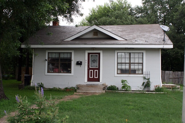 Building Photo - 301 Highlands St