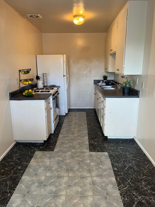 Photo - 1303 Edmonton Ave Unit 04
