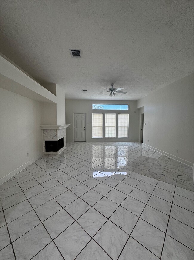 Photo - 2203 Bisontine St