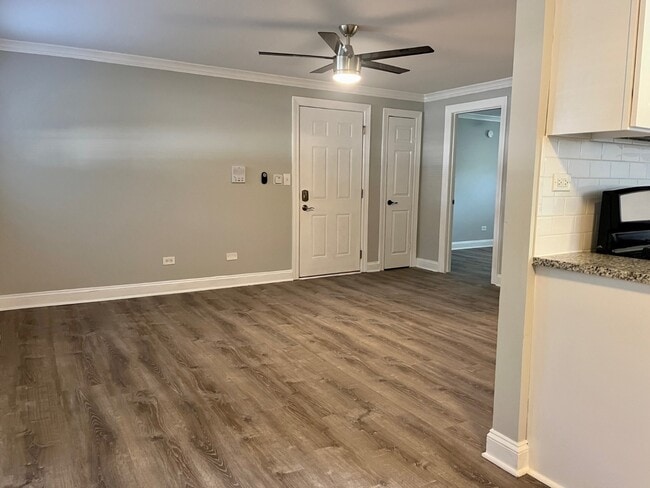 Rehabbed 2 Bedroom In Prime Lake Bluff Location - Pet Friendly - Free Parking!