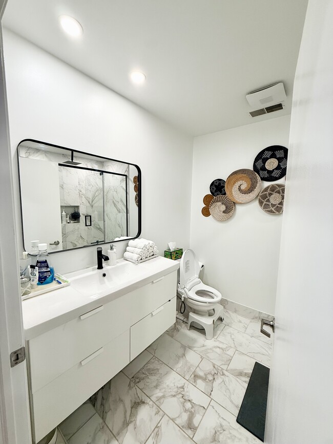Photo - 2317 W Wolfram St Unit 413