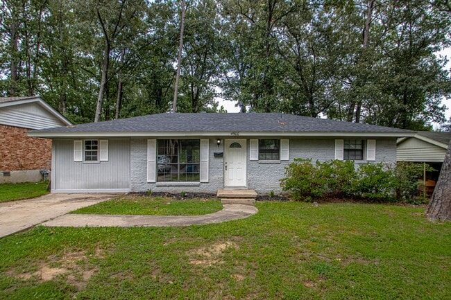 Photo - Charming 3-Bedroom Home with Large Fenced Backyard in Little Rock!