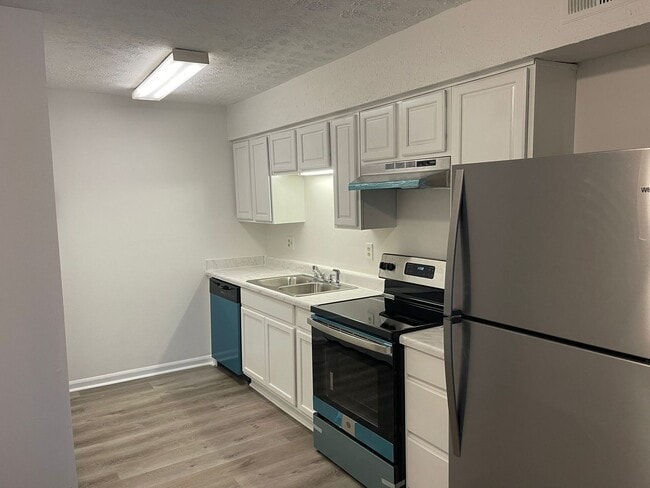 Modern 2-Bed, 1-Bath Oasis with Central Ai... - Modern 2-Bed, 1-Bath Oasis with Central Ai... Apartment Unit P-G4