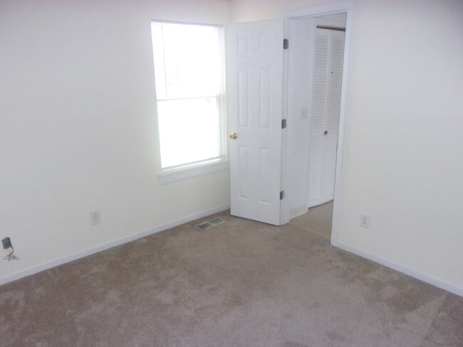 east bedroom - 908 Mechanic St