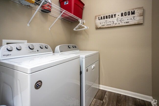 2 BR, 2 BA - 1,039SF