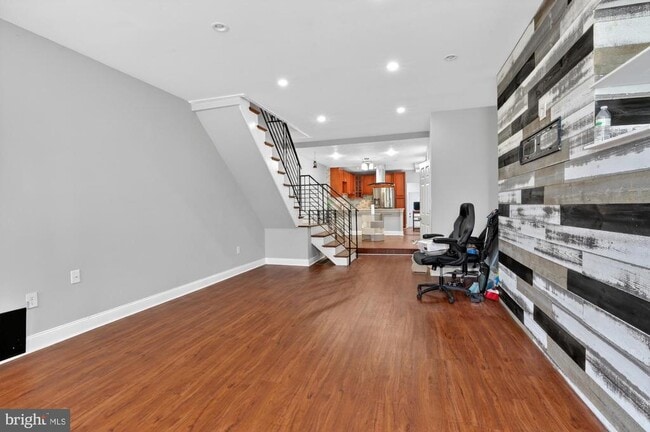 Building Photo - 2319 E Somerset St