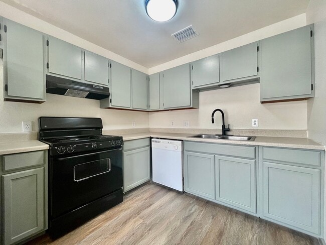 Building Photo - 2 Bedroom apartment w/ Washer and Dryer - ... Unit D