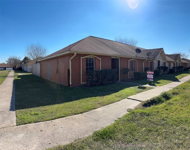 Building Photo - 15335 Buckle Ln Unit 5335