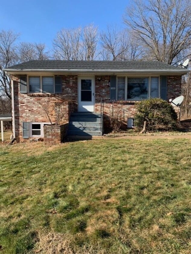 2 Bedroom 1 bath located in Madison Heights. - 2 Bedroom  1 bath located in Madison Heights.