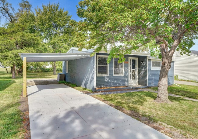 Photo - 2221 N 32nd St