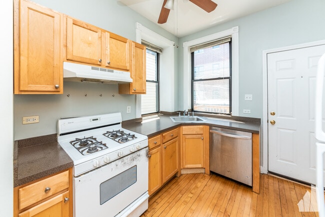 Building Photo - 907 W Addison St Unit 2F