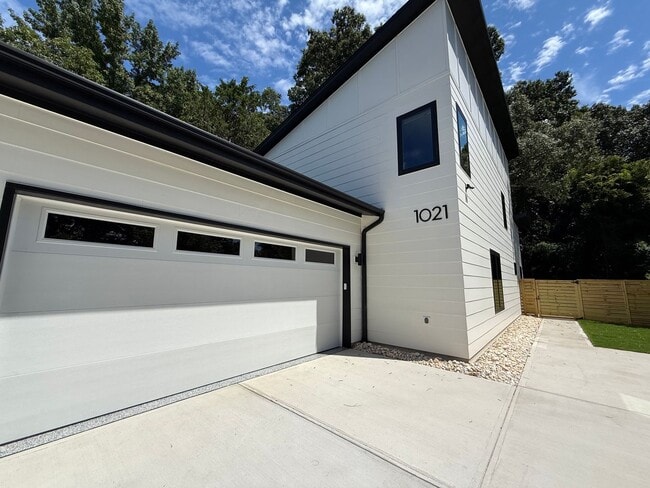 Building Photo - **OFFERING 50% OFF FIRST MONTH'S RENT** Br... Rental