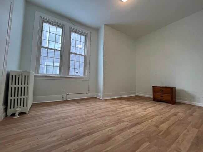 Bed room 2 - 3239 Dawson St