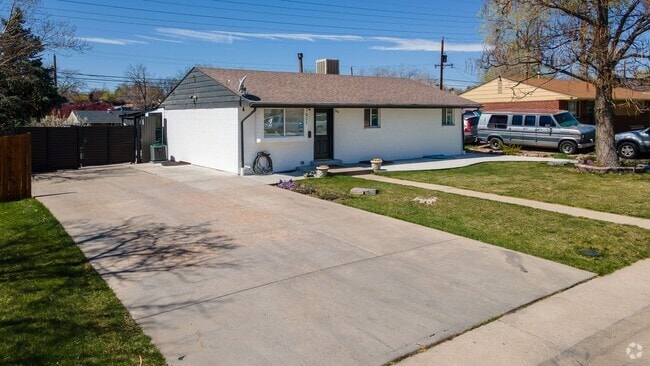 Building Photo - **AVAILABLE SOON!!!! 5 bedroom 2 bath home...