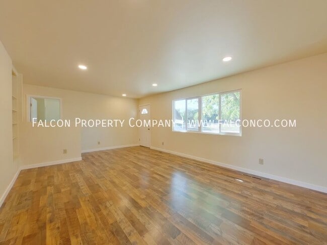 Photo - 475 Loomis Ave