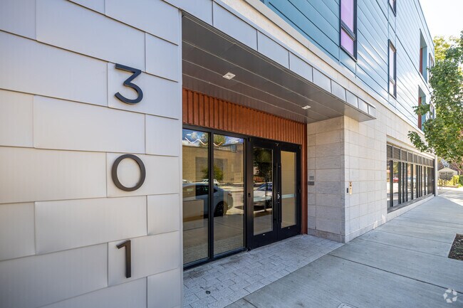 Entrada del edificio - Mira