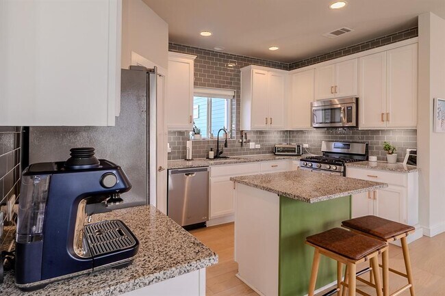 Photo - 2012 Dinsdale Ln
