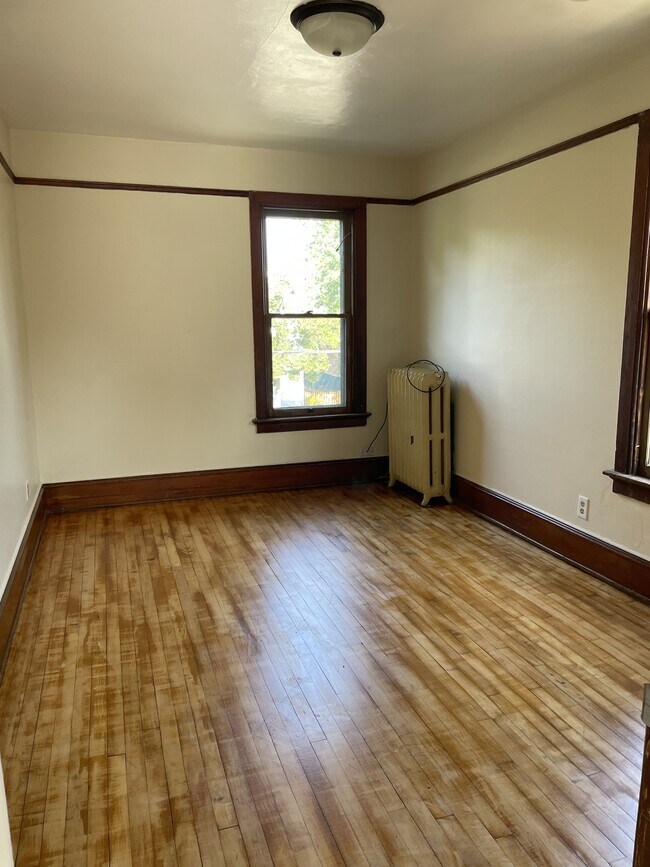 932 St Clair Ave