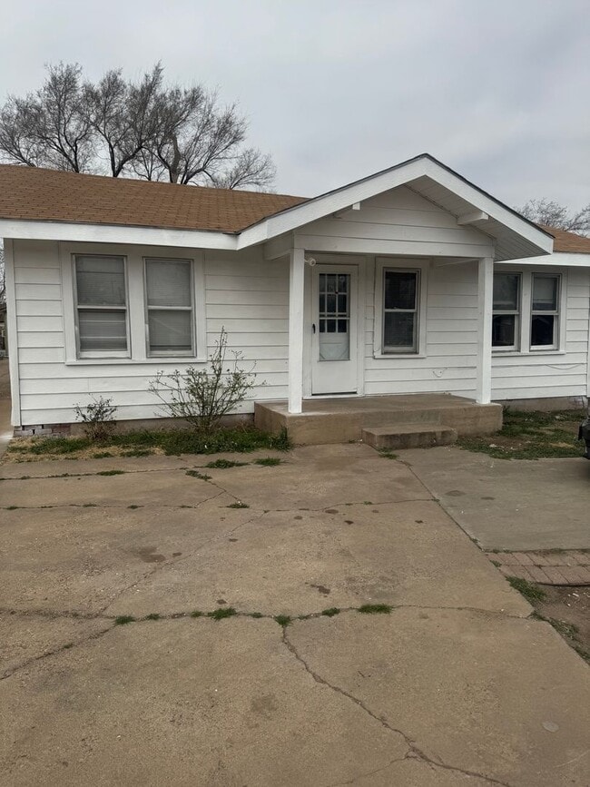 Building Photo - HUD ACCEPTED!! 3bedrooms 1bathroom  walking distance to 6th street shopping and restaurants