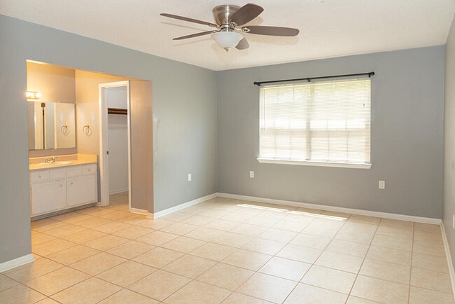Photo - 244 Live Oak Ln NW