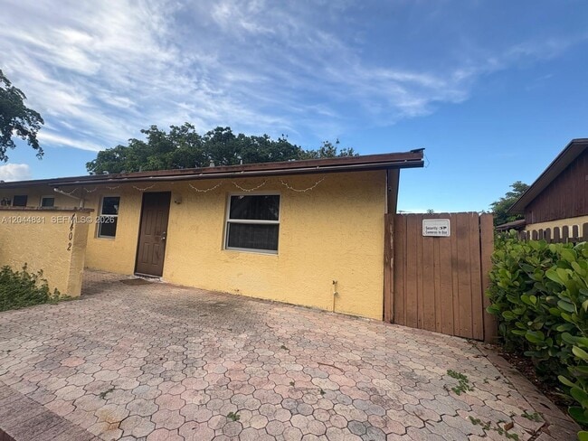 Building Photo - 4402 NW 5th Ave