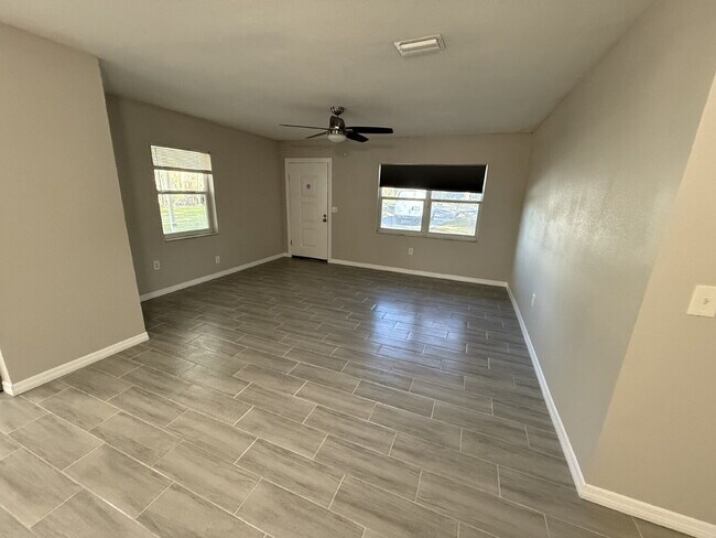 Photo - Large workshop available with home!