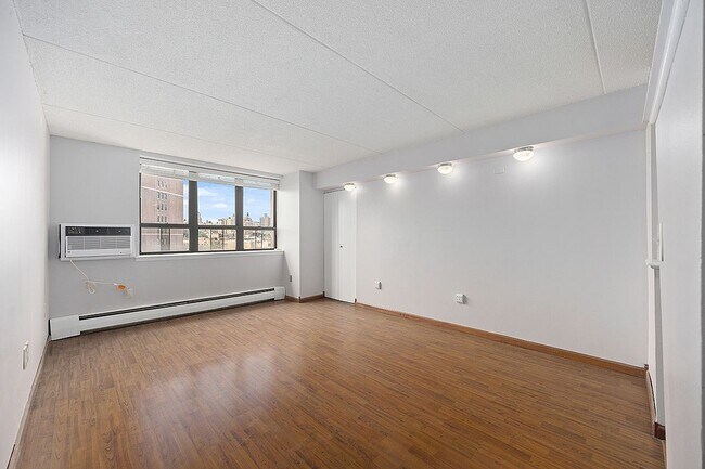 Photo - 300 W 110th St