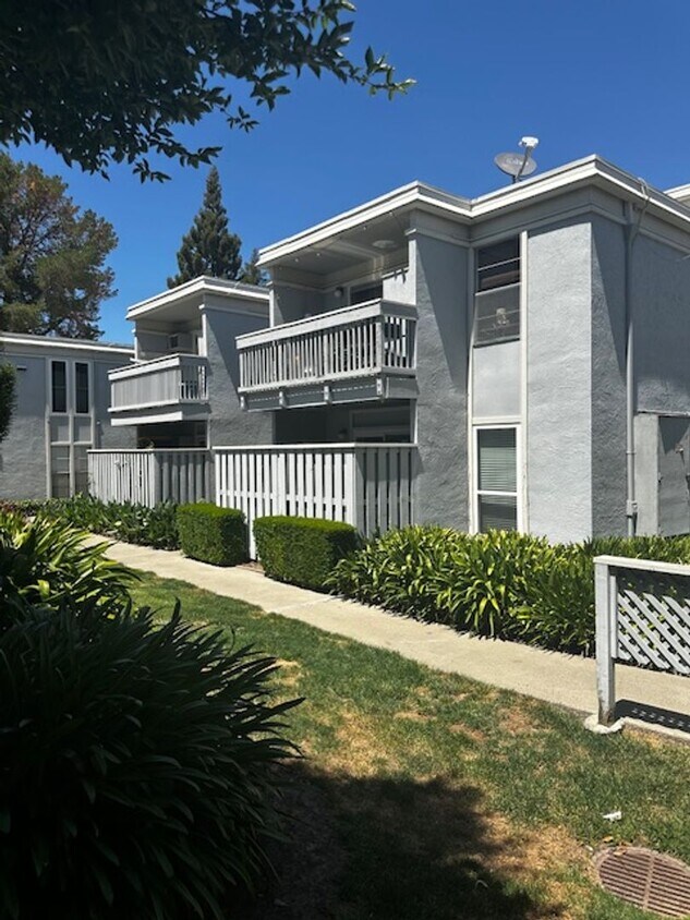 2 bedroom & 1 bath condo in a parklike set... - 2 bedroom & 1 bath condo in a parklike set...