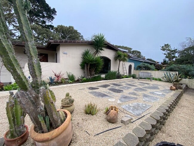 Building Photo - 835 17 Mile Dr