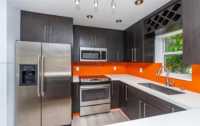 Photo - 1300 71st St