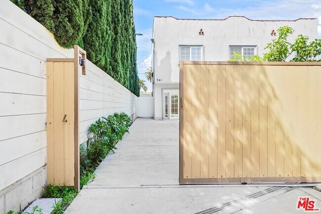 741 N Las Palmas Ave
