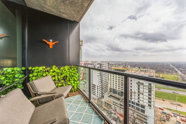 Photo - DOWNTOWN AUSTIN CONDO ON RAINEY STREET!! 1 BEDROOM 1 BATH - FULLY FURNISHED
