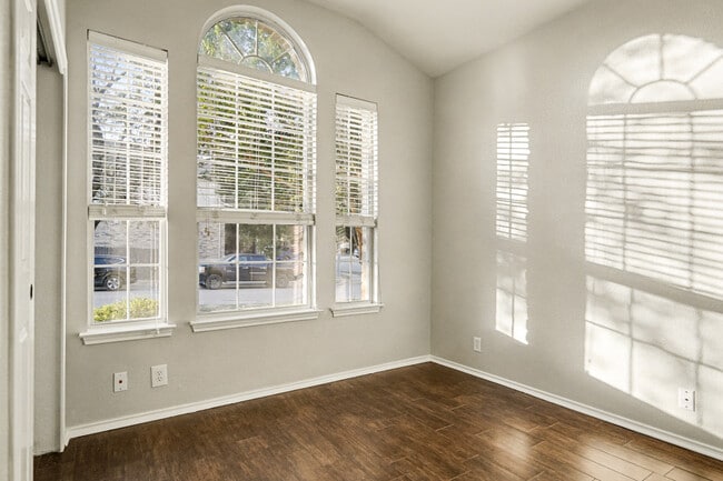 Photo - 6422 Oldham Cove