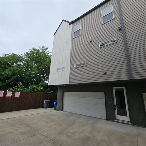 Building Photo - 2143 Mail Ave Unit 105