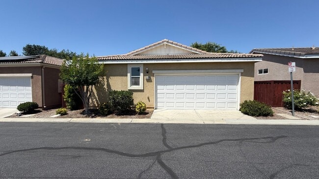 Building Photo - Beautiful 2 Bedroom 2 Bath Home in Four Seasons HOA