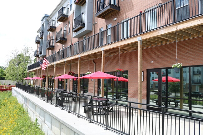 Patio/área de parrillas - The Quarters Bloomington