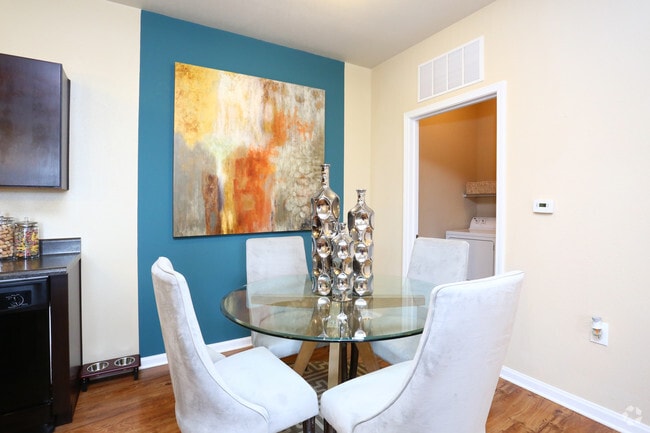 2BR, 2BA Grand Courtyard - 1088SF - Dining Area