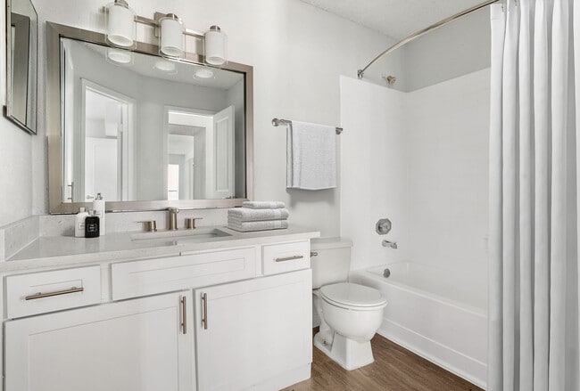 C242440 TheWestside_VS Stills_2B2B Bathroom - The Westside Apartamentos