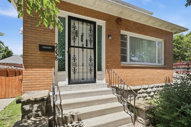 Building Photo - Furnished 10-Bedroom Single-Family Home in Buffalo
