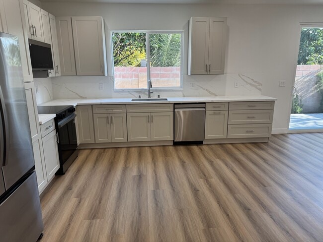 Photo - 15920 Eccles St